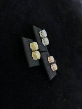 Load image into Gallery viewer, Flower Stud Earrings
